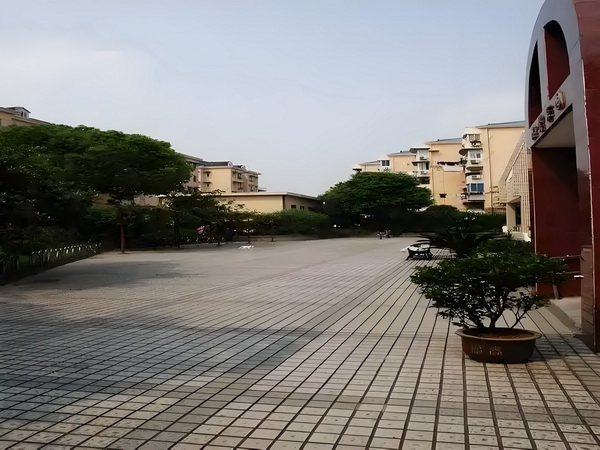 87岁上海老人和保姆结婚，百万房产被孙女多次砸毁，谁对谁错？